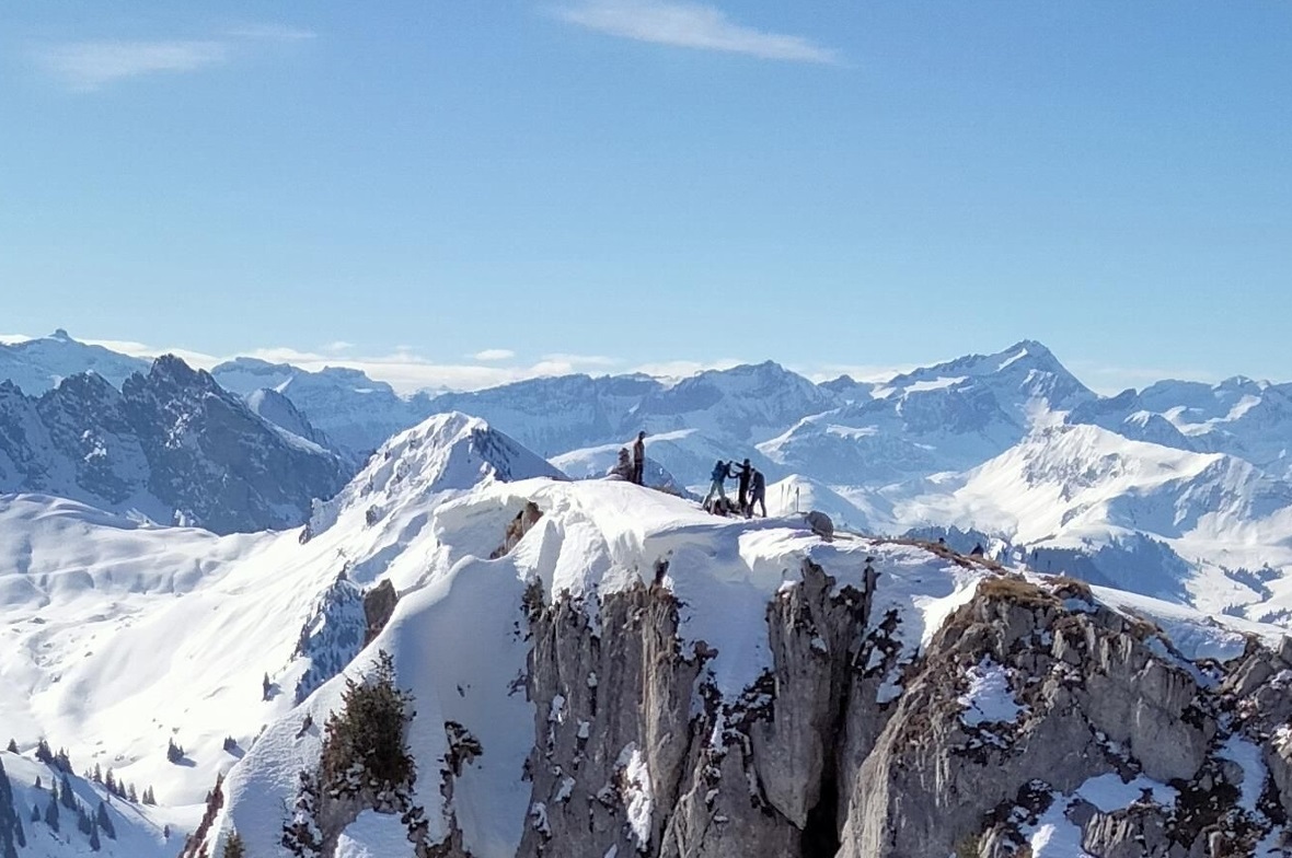 Läufer auf dem Niederhorn bei perfektem Tourenwetter.