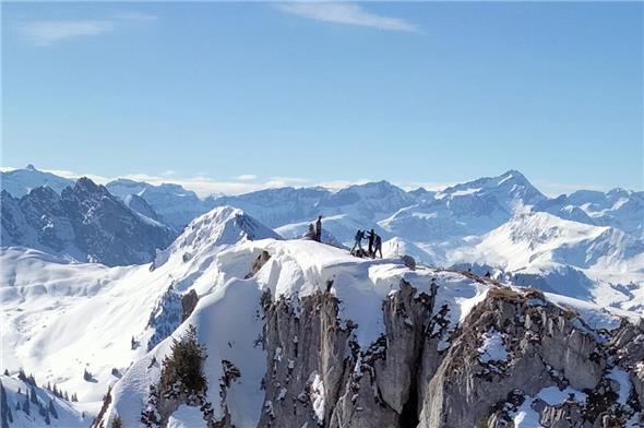 Läufer auf dem Niederhorn bei perfektem Tourenwetter.