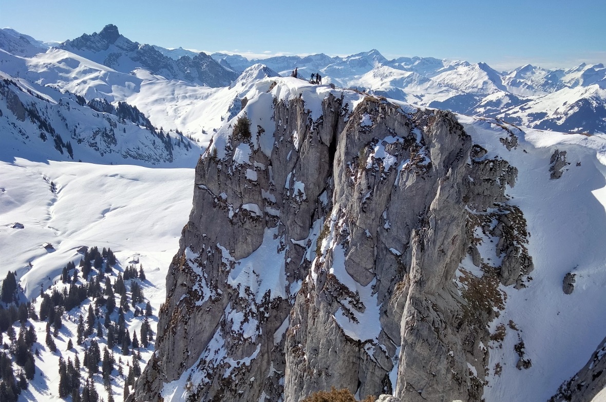 Läufer auf dem Niederhorn bei perfektem Tourenwetter.
