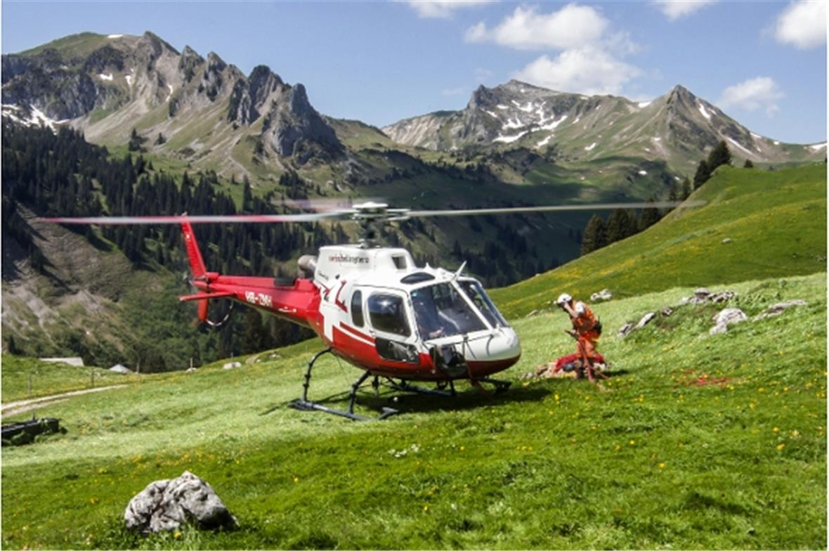 Landet der Helikopter abschüssig, ist es wichtig, seinen Kopf einzuziehen, wenn man bergwärts aussteigt. Und nie hinter dem Helikopter durchgehen, weil man den Heckrotor nicht sieht, wenn er dreht.