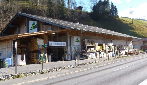 Landi Lenk mit der Maschinenhalle Walter Ziörjen.