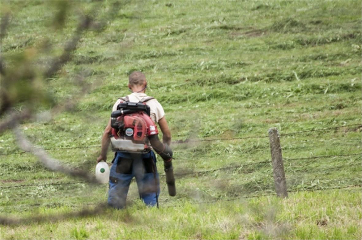 Landwirte und Laubbläser: Viele ärgern sich über die Dauerlärmbelästigung.