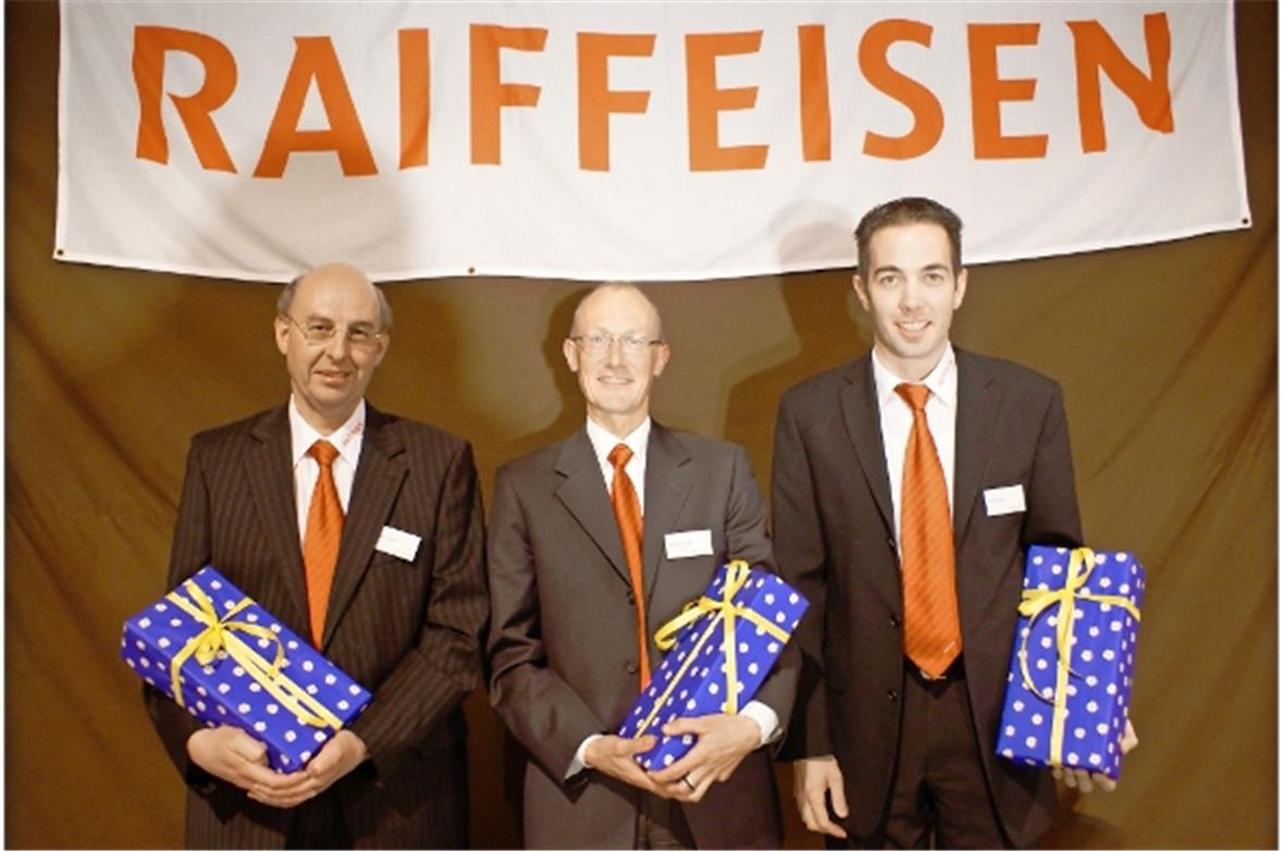 Langjährige Mitarbeiter sorgen für Vertrauen und Kontinuität: Martin Zahler (25 Jahre), Marcel Güntert (20 Jahre). Rolf Ueltschi wurde in die Bankleitung befördert. Nicht anwesend war Silvia Hadders (30 Jahre).