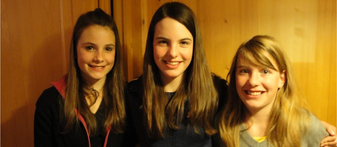 Langlauf: Die strahlenden JO Mädchen, Nadja Gafner (2. Rang), Jasmin Gafner (Siegerin), Melissa Gafner (3. Rang).