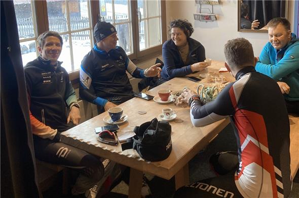 Langlauf Heldengeschichten statt Birkhuhnlauf im Muma am Knutti-Tisch. OK-Präsidentin Sonja Kurth und Loipenchef Marcel Dänzer staunen über schönste Langlauf Erlebnisse der Volksläufer.