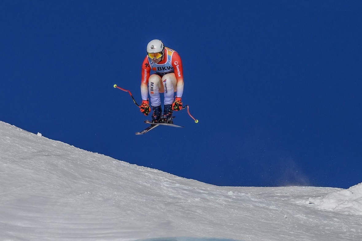 Lars Rösti auf der Lauberhornabfahr beim Sprung über den Hundschopf.