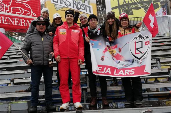 Lars Rösti mit einigen Mitgliedern seines Fanclubs auf der Tribüne in Gröden.