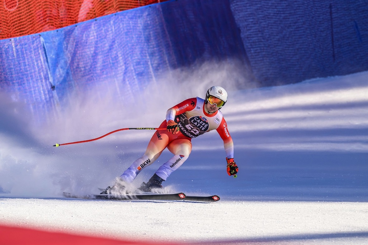 Lars Rösti schwingt nach dem Rennen im Ziel ab.