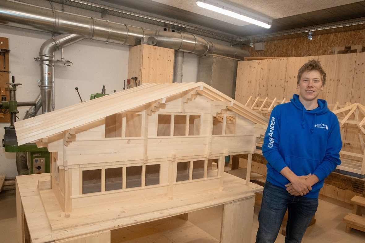 Lars Schletti mit seinem Chalet-Modell.