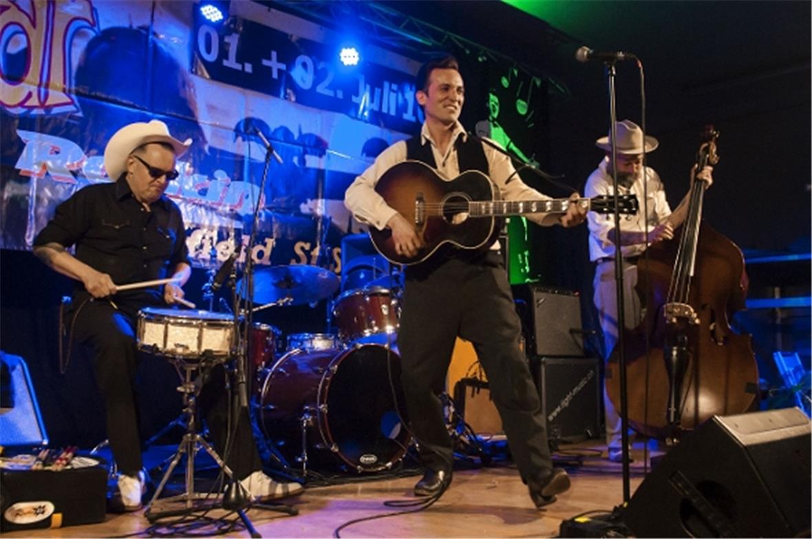 Last but not least: Johnny Trouble (mitte) mit Toni Tall am Bass und unserem all...