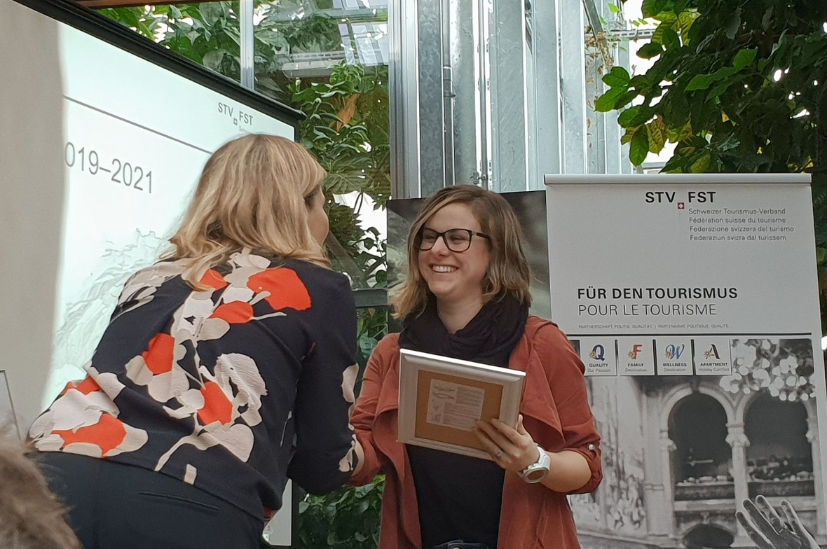 Laura Vogt durfte als Produktmanagerin von Lenk-Simmental Tourismus die Urkunde als «Family Destination 2019–2021» vom Schweizer Tourismus-Verband (STV) entgegennehmen.