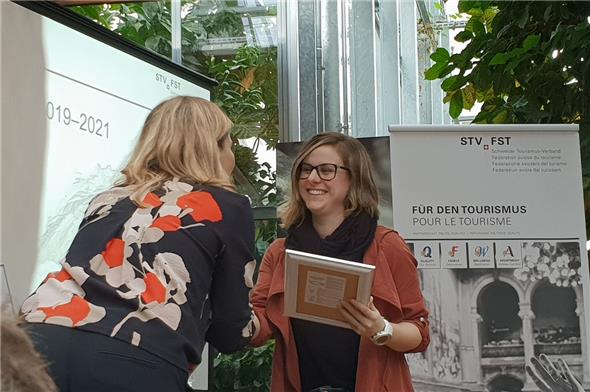 Laura Vogt durfte als Produktmanagerin von Lenk-Simmental Tourismus die Urkunde als «Family Destination 2019–2021» vom Schweizer Tourismus-Verband (STV) entgegennehmen.