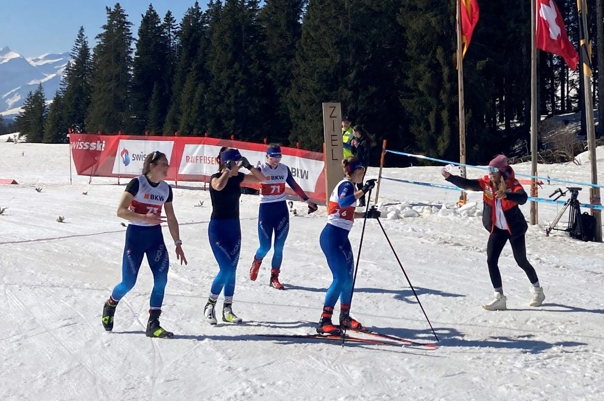 Laurien van der Graaff wird von Mannschaftskolleginnen, angeführt von Nadine Fäh...