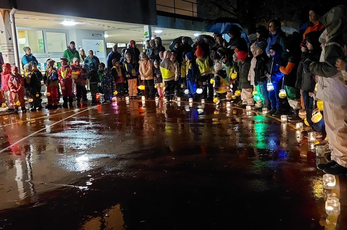 Lauschten mit ihren selbstgeschnitzten Lichtern der Musik: die Kinder beim Räbeliechtli-Umzug.