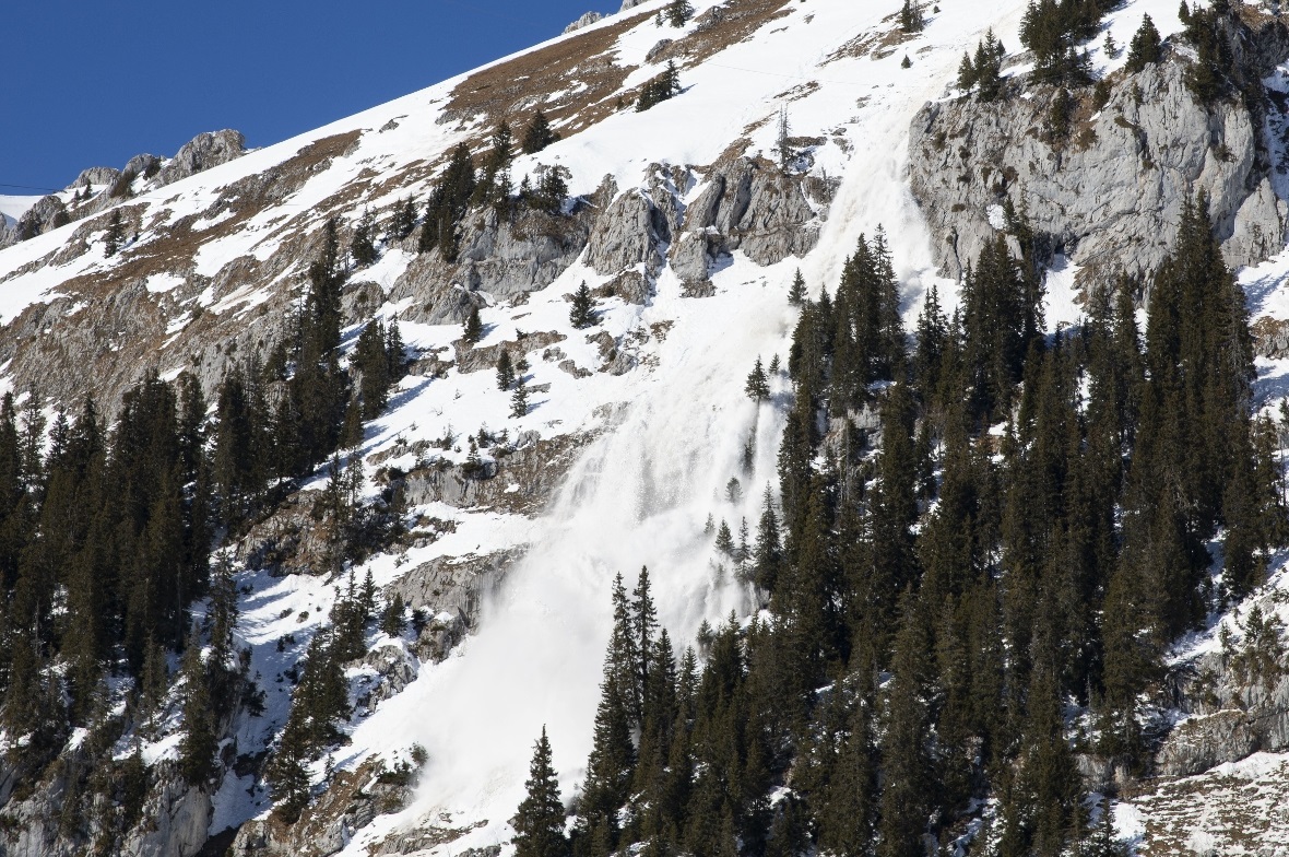Lawinenabgang am Stockhorn, unterhalb der Bergstation.