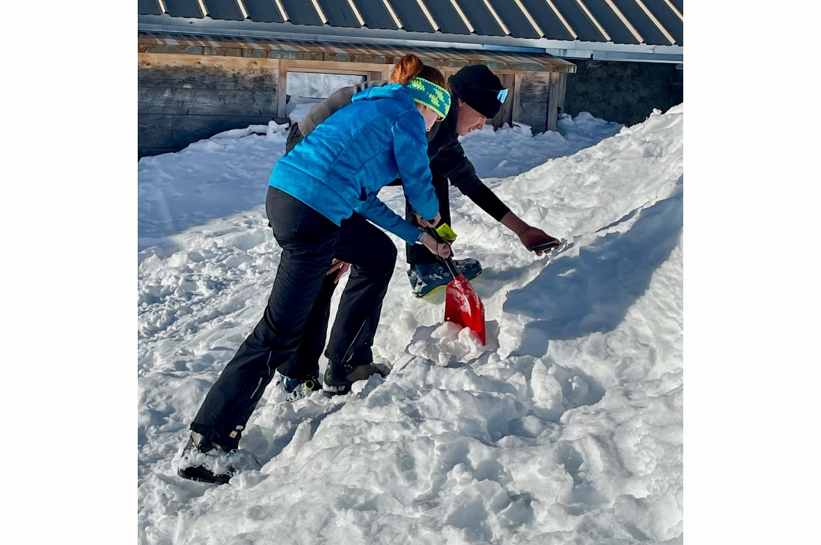 Lawinenopfer bergen mit Hilfe des LSV.