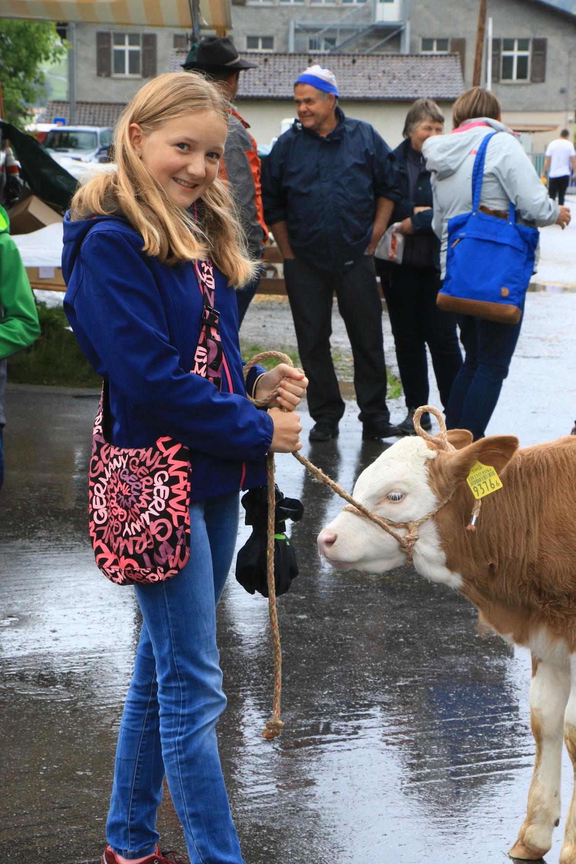 Lea Kronig mit Kuhkalb Amsel