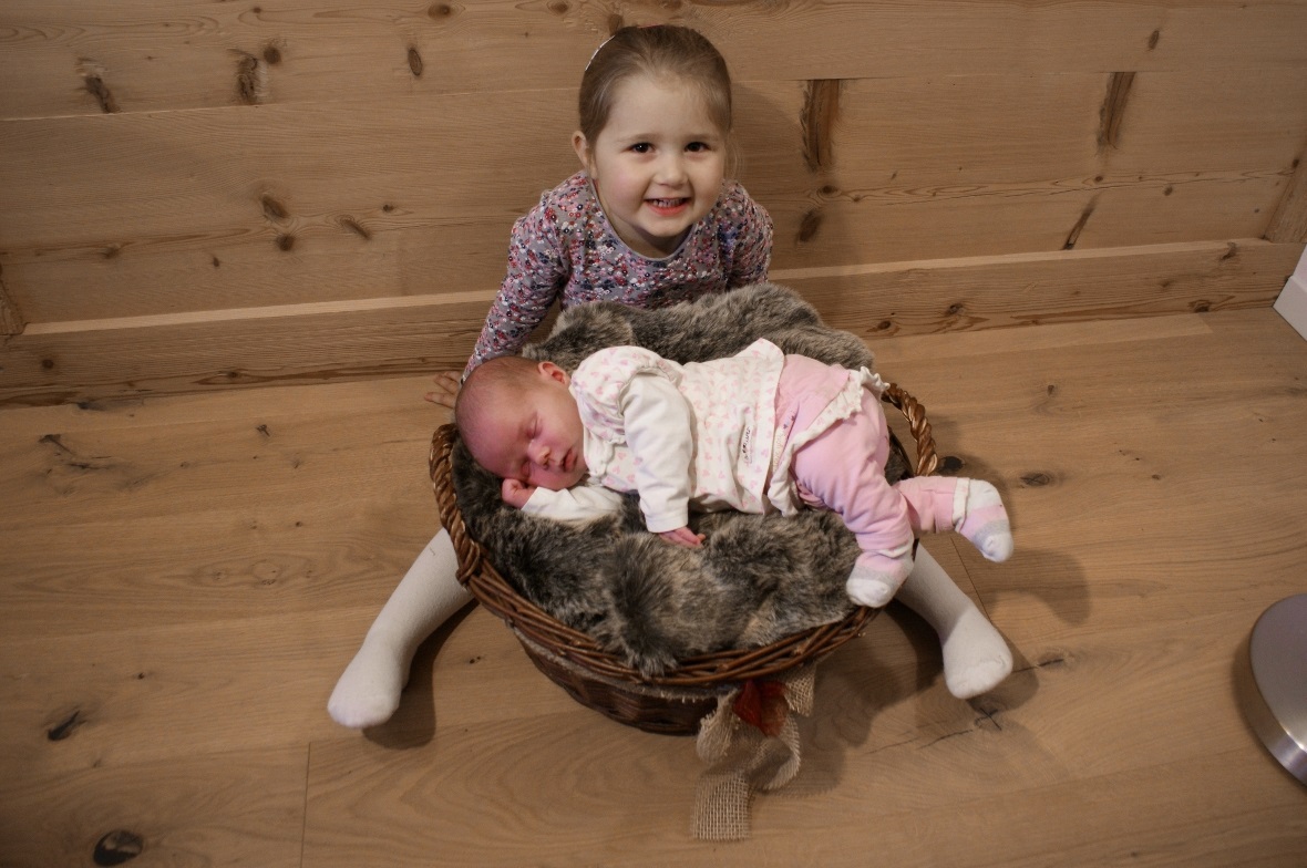 Lea mit ihrer kleinen Schwester Fiona, die am 11. Oktober 2018 als 100. Baby in der Maternité Alpine in Zweisimmen auf die Welt gekommen ist.