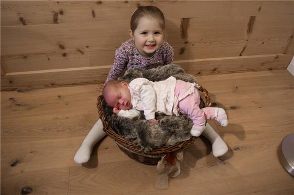 Lea mit ihrer kleinen Schwester Fiona, die am 11. Oktober 2018 als 100. Baby in der Maternité Alpine in Zweisimmen auf die Welt gekommen ist.