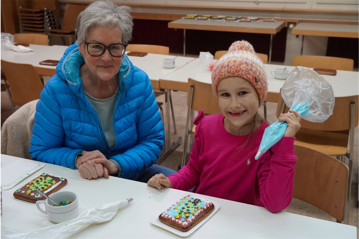 Lebkuchen dekorieren machte der Enkelin und der Grossmutter Spass.