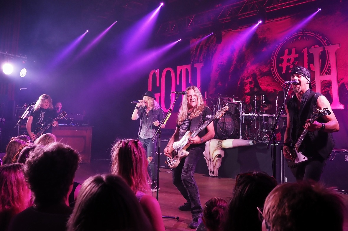 Legendärer Gotthard-Auftritt nördlich des Lötschbergs in Spiez (von links): Leo Leoni, Nic Maeder, Marc Lynn, Flavio Mezzodi am Schlagzeug und Freddy Scherer.