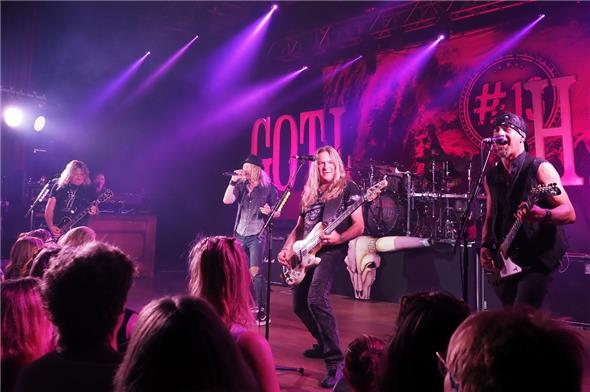 Legendärer Gotthard-Auftritt nördlich des Lötschbergs in Spiez (von links): Leo Leoni, Nic Maeder, Marc Lynn, Flavio Mezzodi am Schlagzeug und Freddy Scherer.