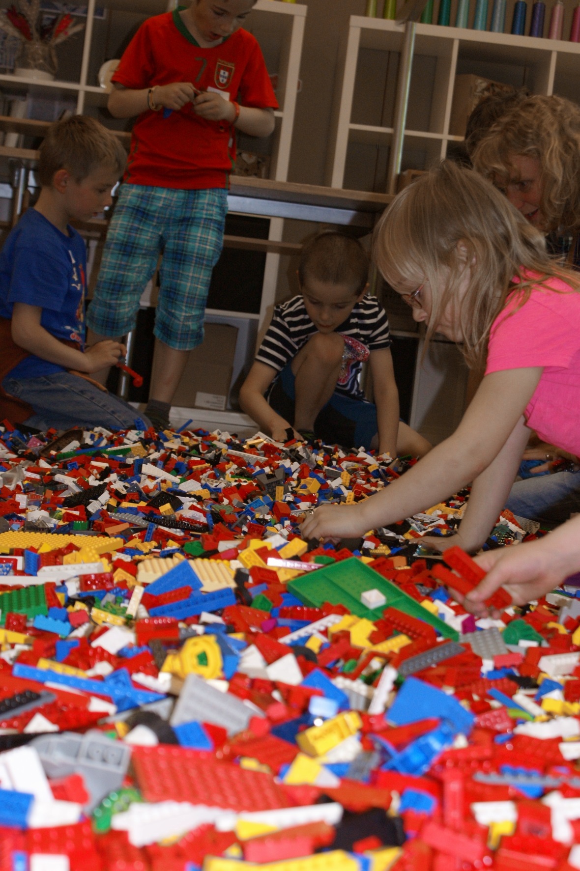Legos soweit das Auge reicht – ein Traum für alle baufreudigen Kinder!