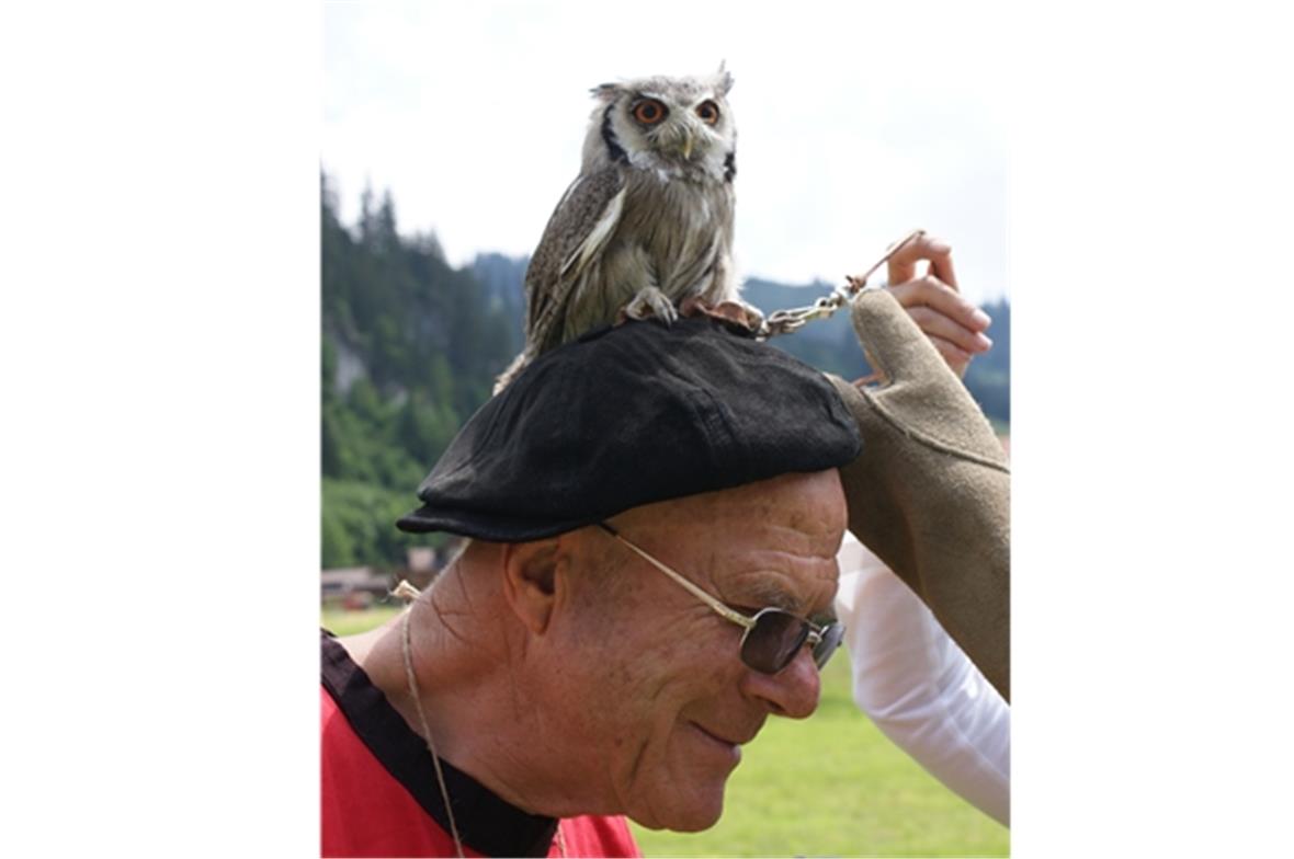 Lehrer Hans Burkhalter (hier mit Kauz) hat sich seit Jahrzehnten für den Erhalt ...