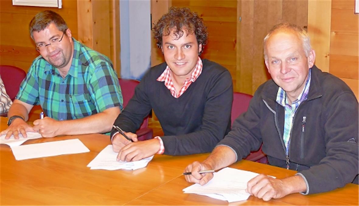 Leistungsvereinbarungen unterzeichnet: David Schmid, Präsident Verein Jugendarbeit Saanen; Tobias König, Gemeinderat Zweisimmen; Christian von Känel, Gemeinderatspräsident Lenk.