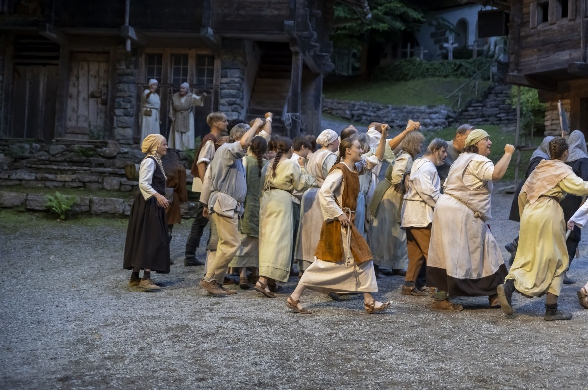 Lena Gempeler aus Wimmis spielt die zweite Saison bei den Tellspielen. Hier läuft Lena mit der braunen Schürze mit dem Volk mit.