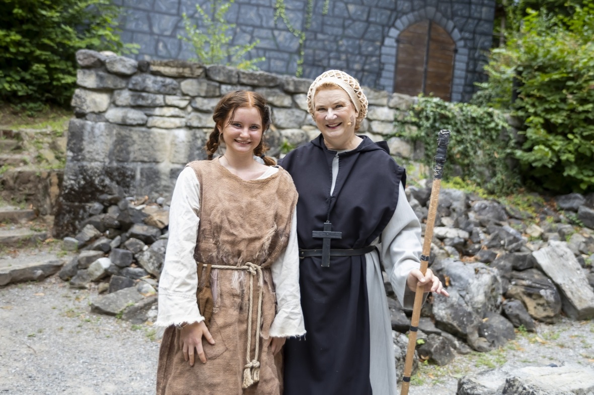 Lena Gempeler (li.) aus Wimmis spielt die zweite Saison bei den Tellspielen. Christine Lüthi spielt zum ersten Mal bei den Tellspielen.