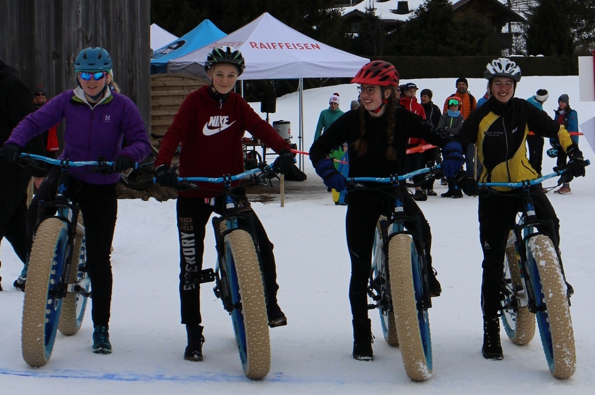 Lena von Felten mit Zöpfen (2.v.r.) wird in einem spannenden Race ihre Saaner Ko...