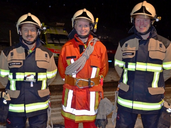 Lenker Feuerwehr gestern und heute. Maschinistin Franziska Jenni (mitte) noch in alter Uniform ist mit Rohrführergurt und Seilwerk ausgerüstet. Die beiden Korporale Hans Rudolf Schmid (l.) und Thomas Klopfenstein (r.) sind bereits neu eingekleidet.
