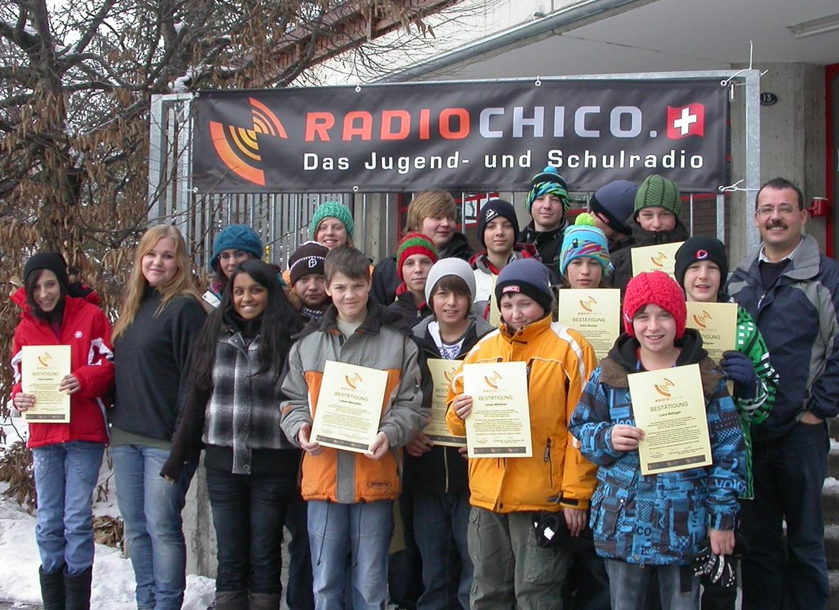 Lenker Schüler mit Diplom nach erfolgreicher Radio-Projektwoche