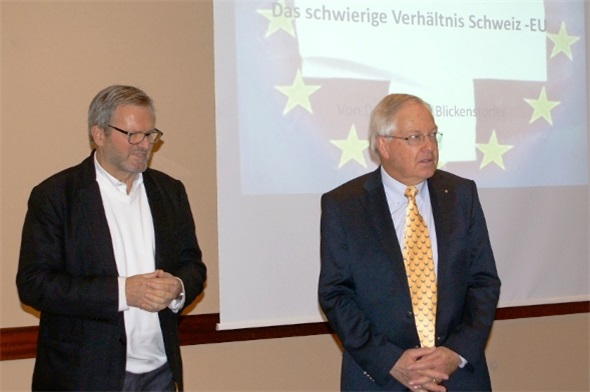 Lenkerhof-Besitzer Jürg Opprecht stellte als ersten Denkerhof-Referenten Botschafter Christian Blickenstorfer vor, der über das schwierige Verhältnis Schweiz-EU referierte.