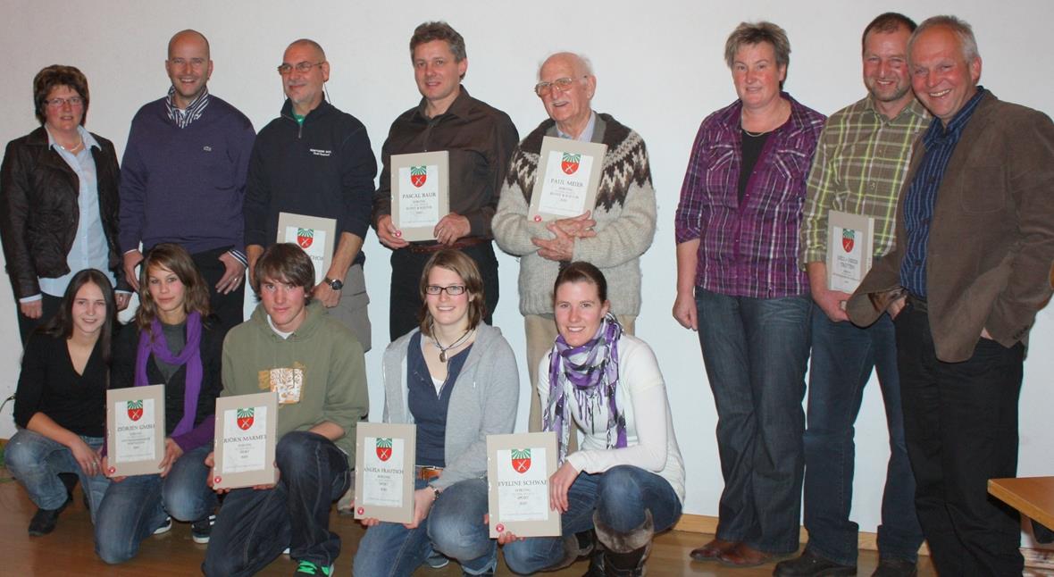 Lenkerinnen und Lenker, die für Spitzenleistungen im 2010 an der Gemeindeversammlung geehrt wurden, vlnr stehend: Gemeindepräsidentin Barbara Bühler, Jürg Ziörjen, Franz Kilchör, Pascal Baur, Paul Meier, Hedy und Ueli Tritten, Gemeinderatspräsident Christian von Känel, vorne: Irene Ryser, Stefanie Hari, Björn Marmet, Angela Frautschi, Eveline Schwab, es fehlt Joana Hählen.