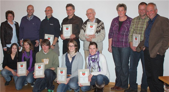 Lenkerinnen und Lenker, die für Spitzenleistungen im 2010 an der Gemeindeversammlung geehrt wurden, vlnr stehend: Gemeindepräsidentin Barbara Bühler, Jürg Ziörjen, Franz Kilchör, Pascal Baur, Paul Meier, Hedy und Ueli Tritten, Gemeinderatspräsident Christian von Känel, vorne: Irene Ryser, Stefanie Hari, Björn Marmet, Angela Frautschi, Eveline Schwab, es fehlt Joana Hählen.