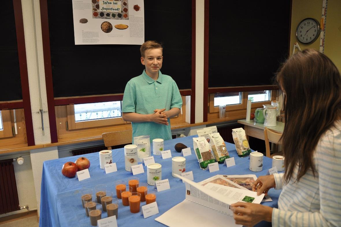 Leo Amstutz präsentiert Superfood.