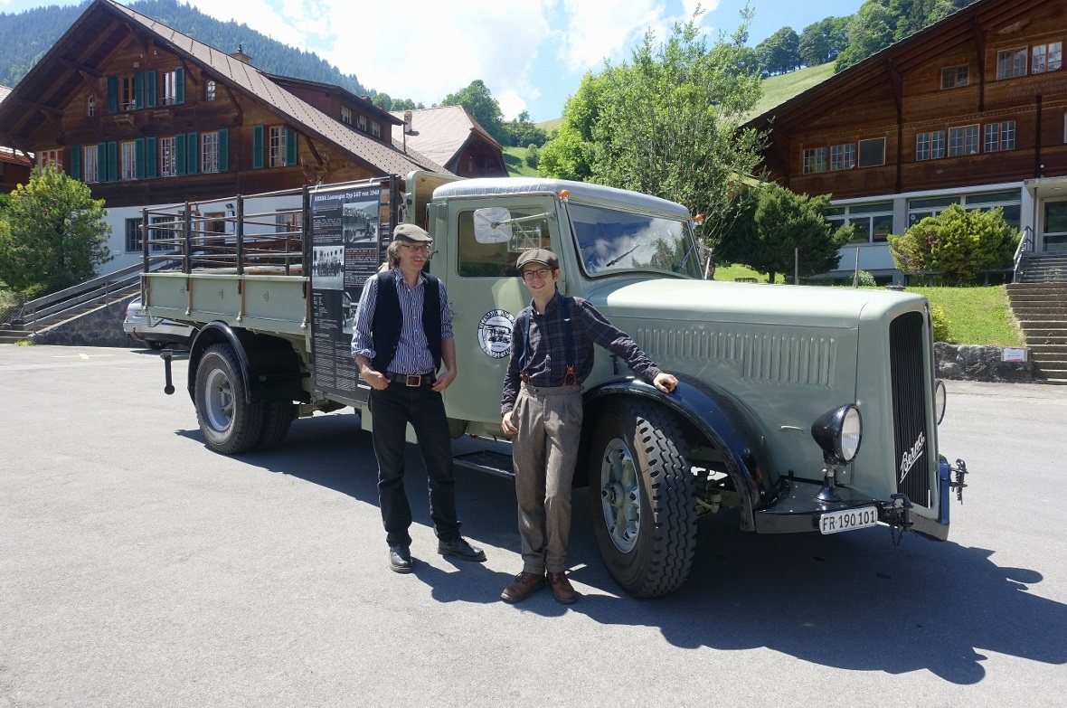 Leonard Riesen – hier mit Vater und Chauffeur Jeorge Riesen mitten in Diemtigen.