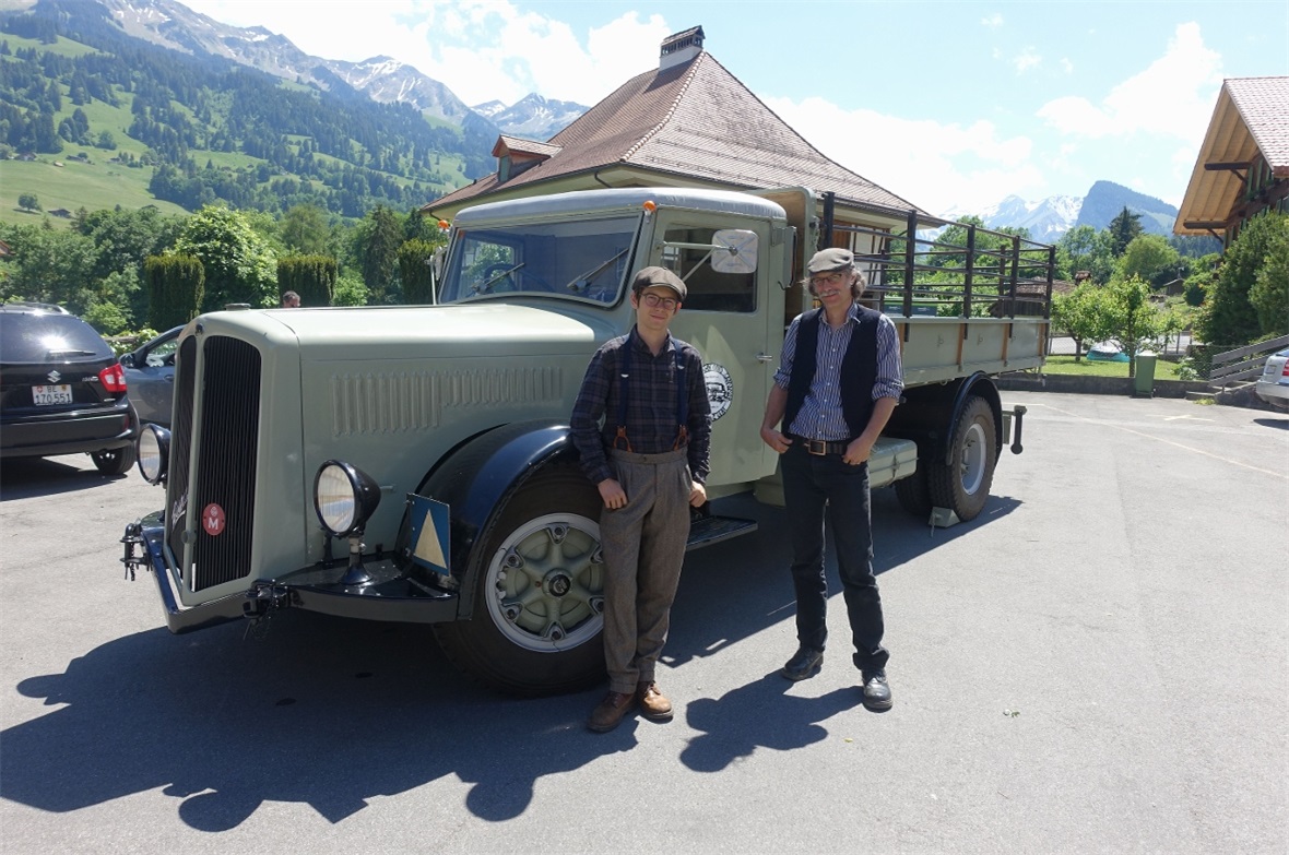 Leonard Riesen mit Vater und Chauffeur Jeorge Riesen mitten in Diemtigen.