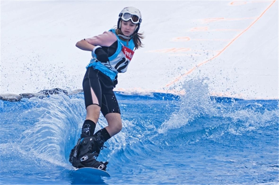 Leonie Wiedmer auf ihrer Siegesfahrt in der Kategorie Kinder Snowboard.