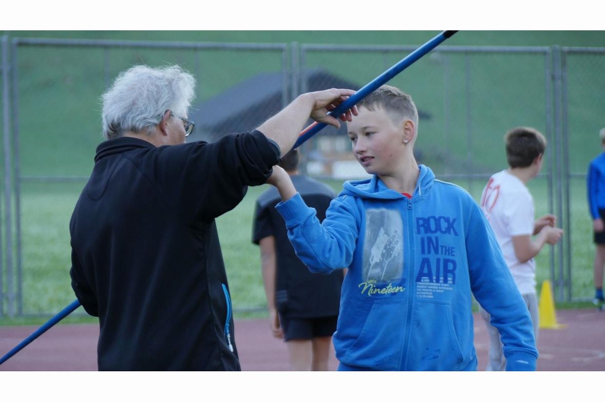Letzte Instruktionen vor dem ersten Wurf.