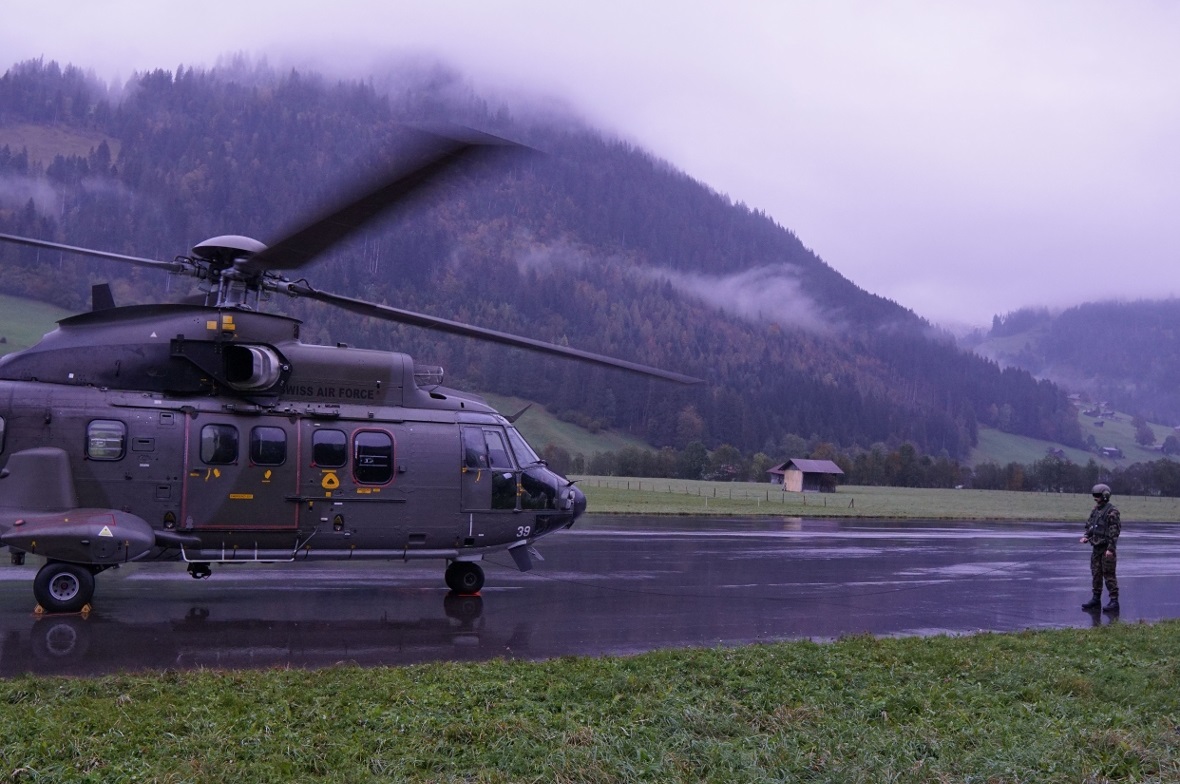 Letzte Startvorbereitungen am Super Puma auf der Piste des Flugplatzes von St. S...