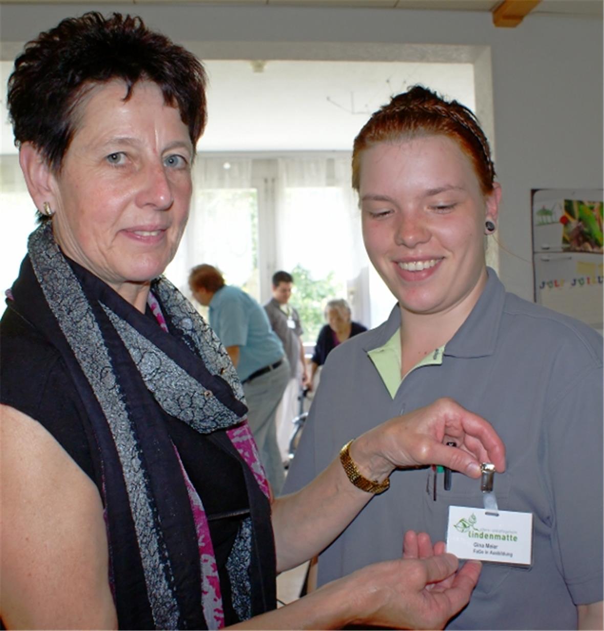 Letzter symbolischer Akt der Zusammenführung: Das Anstecken der neuen grünen Lindenmatte-Namensschilder.