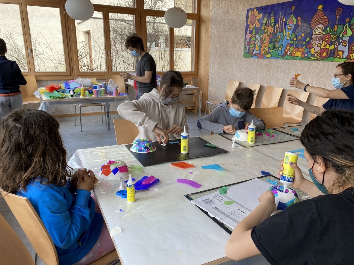 Leuchtende Quallen entstehen unter fachkundigen Händen.