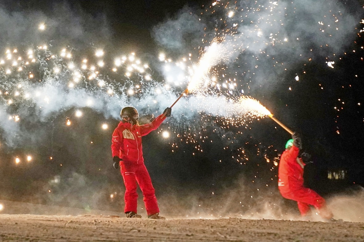 Leuchtender Abschluss der Show: Mit Feuerwerk und Fackeln auf der Piste.