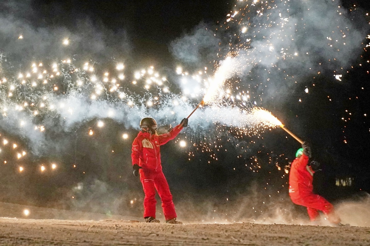 Leuchtender Abschluss der Show: mit Feuerwerk und Fackeln auf der Piste.