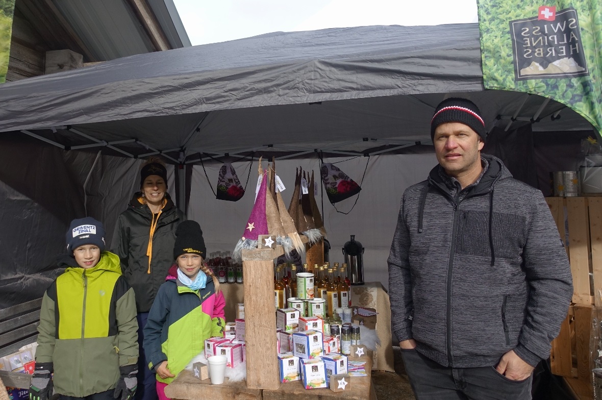 Liam, Daniela, Enya und Christian Erb mit selbst auf der Egg in Schwenden gepflanzten Kräutern und in der Swiss Alpine Herbs in Weissenburg verarbeiteten Produkten.
