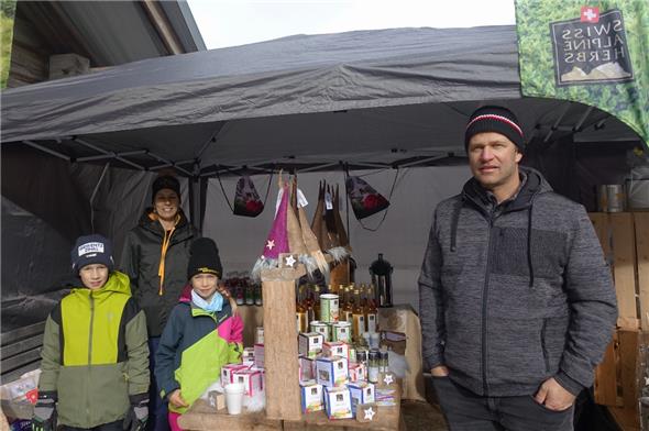Liam, Daniela, Enya und Christian Erb mit selbst auf der Egg in Schwenden gepflanzten Kräutern und in der Swiss Alpine Herbs in Weissenburg verarbeiteten Produkten.