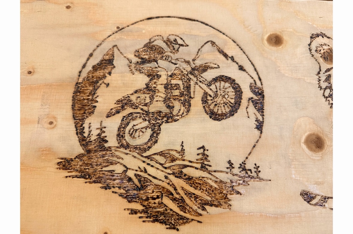 Liebe zum Detail – zu entdecken in der Brandmalerei auf einer selbst gebauten Ga...